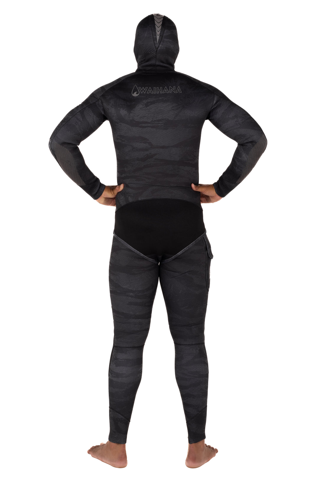 Rear view of a man wearing the Waihana Men&
