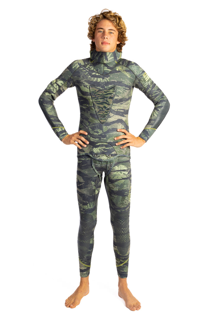 Diver modeling Tropicam 7.5mm spearfishing wetsuit from behind