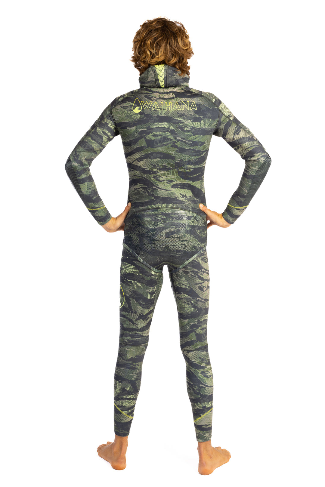 Side view of diver in Men&