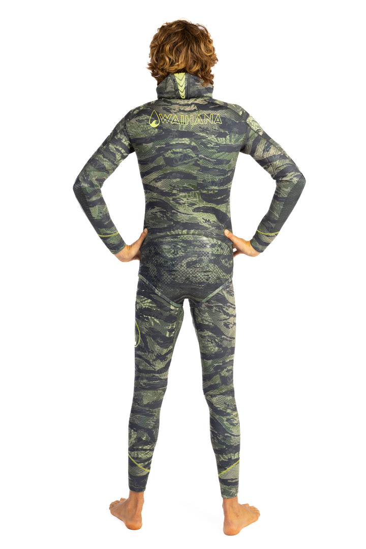 Side view of diver in Men&